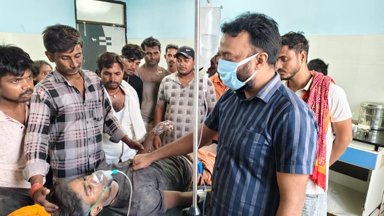 विषैले सांप के डसने से युवक की हालत बिगड़ी