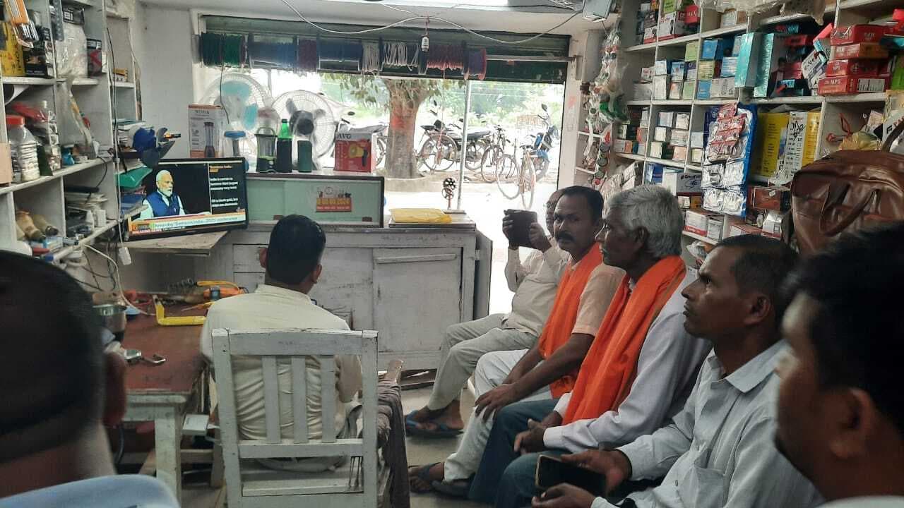 टडवां मोड़ पर एलसीडी स्क्रीन पर देखा पीएम मोदी का संबोधन