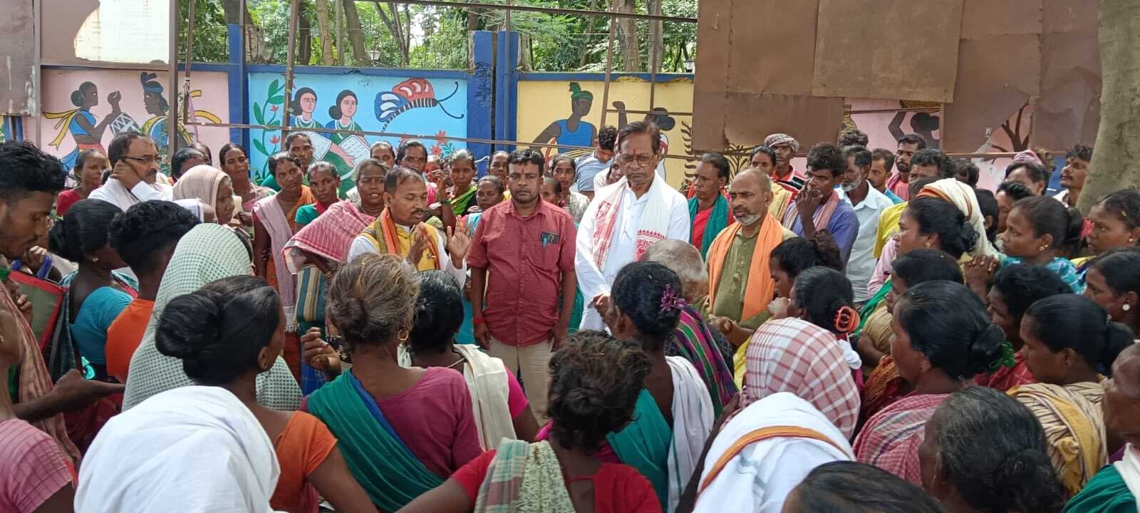 अंगूठे का निशान लेने के बावजूद नहीं दिया जा रहा है अनाज