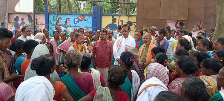 अंगूठे का निशान लेने के बावजूद नहीं दिया जा रहा है अनाज