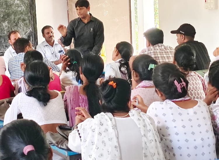 फैमिली प्लानिंग पखवारा को लेकर पीएचसी कर्मियों की बैठक