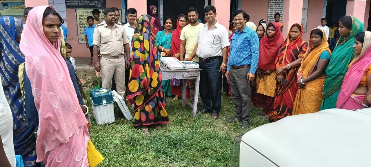 मोबाइल डेमोंस्ट्रेशन वैन से कराया गया वोटिंग का मॉक टेस्ट