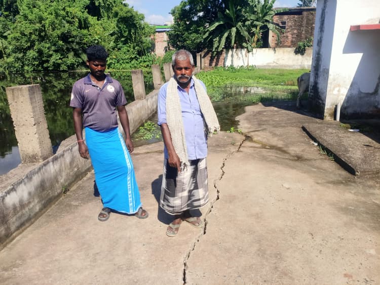 छह माह में ध्वस्त हुआ पीसीसी ढलाई सड़क, ग्रामीणों ने अनियमितता का लगाया आरोप