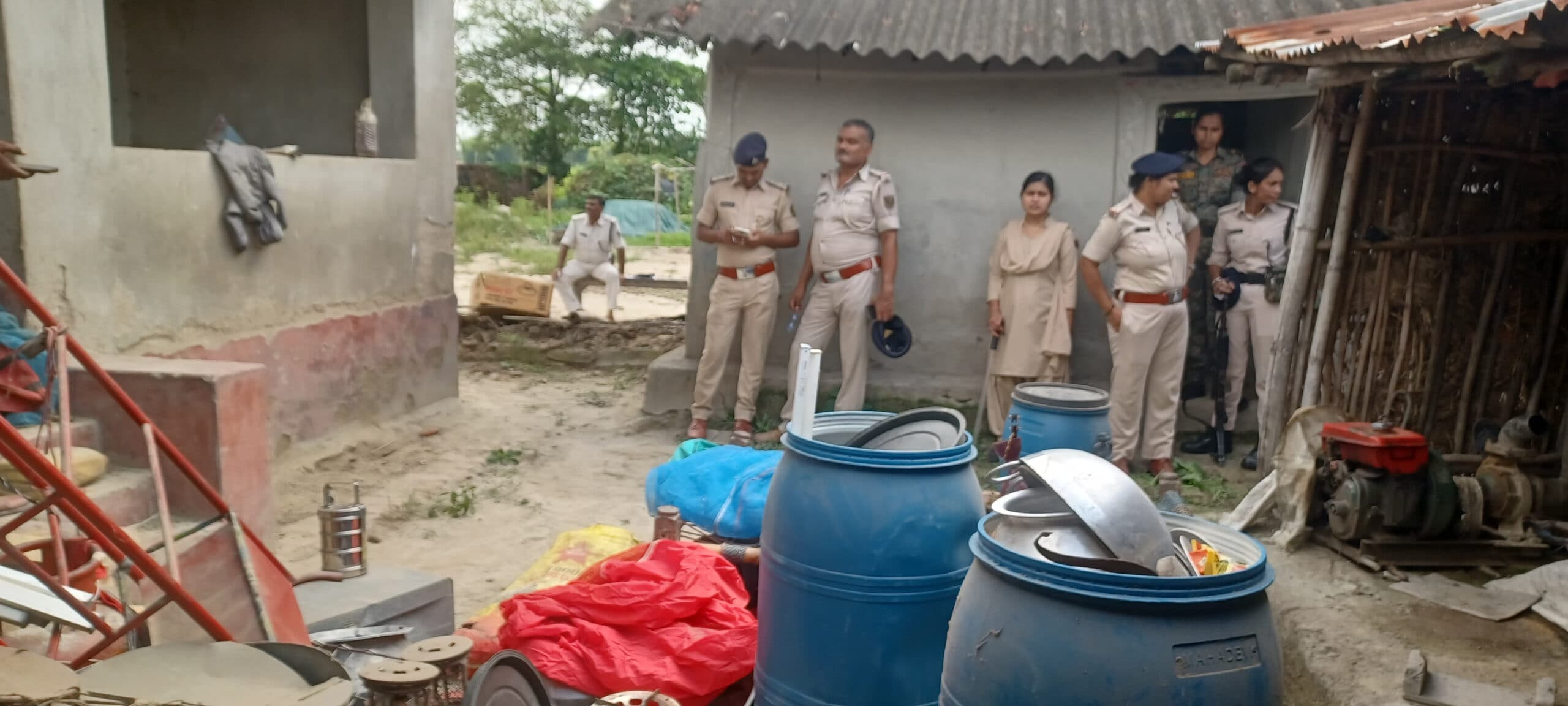 टेटगामा नरसंहार के अभियुक्तों के घर पुलिस ने की कुर्की-जब्ती की कार्रवाई