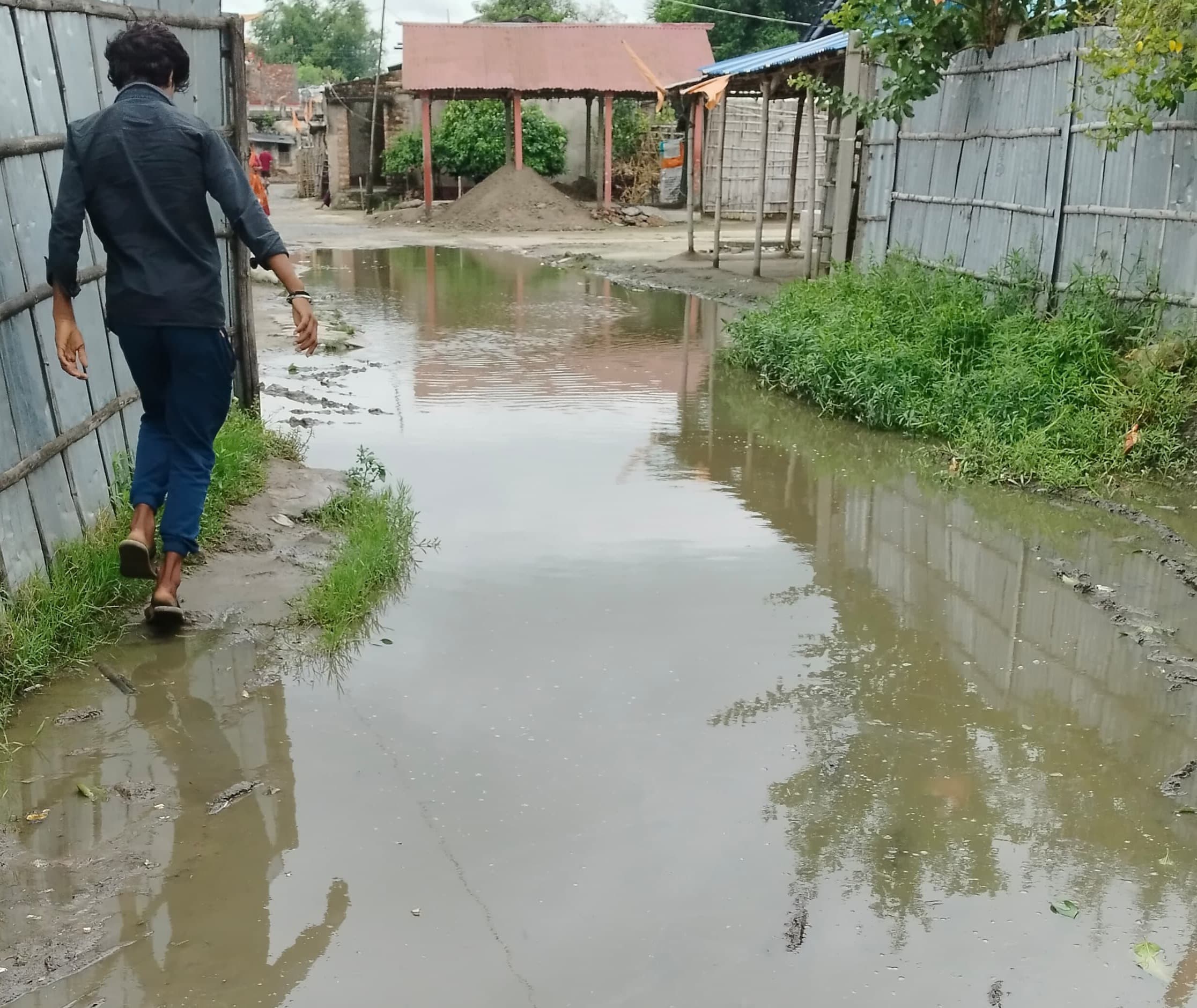 बनिया टोला में सड़क पर सालोभर जलजमाव की समस्या