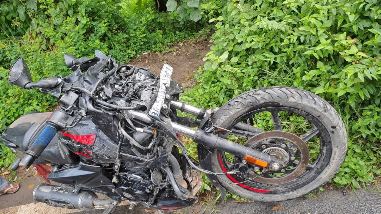 अनियंत्रित यात्री बस ने बाइक सवार युवक को कुचला, मौत