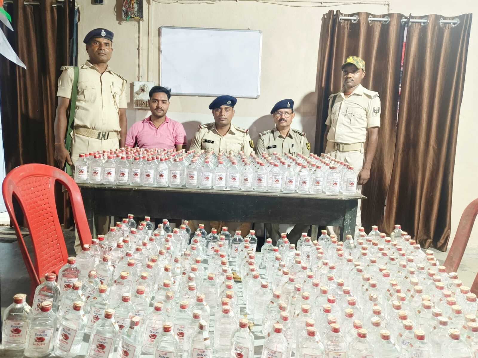 450 बोतल नेपाली शराब जब्त, तस्कर फरार