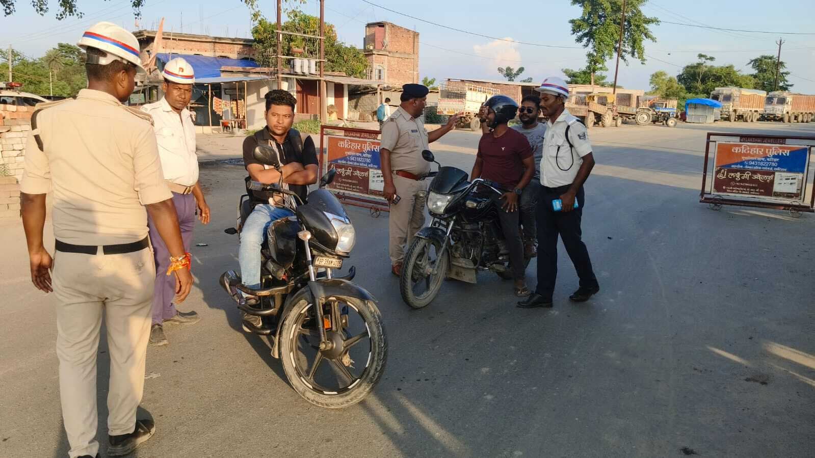 ट्रैफिक पुलिस ने चलाया चेकिंग अभियान, वसूला जुर्माना