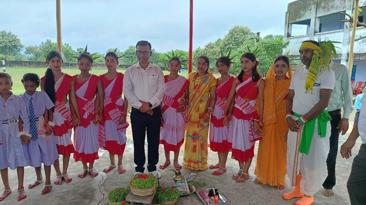 Dhanbad News : बीबीएम उवि निचितपुर में झूमीं बालिकाएं