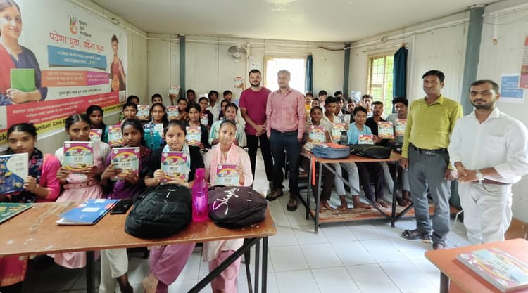 कौशल विकास केंद्र में पुस्तक का किया गया वितरण