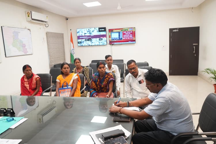Jamshedpur news. नागरिकों की समस्याओं पर समयबद्ध कार्रवाई करे पदाधिकारी