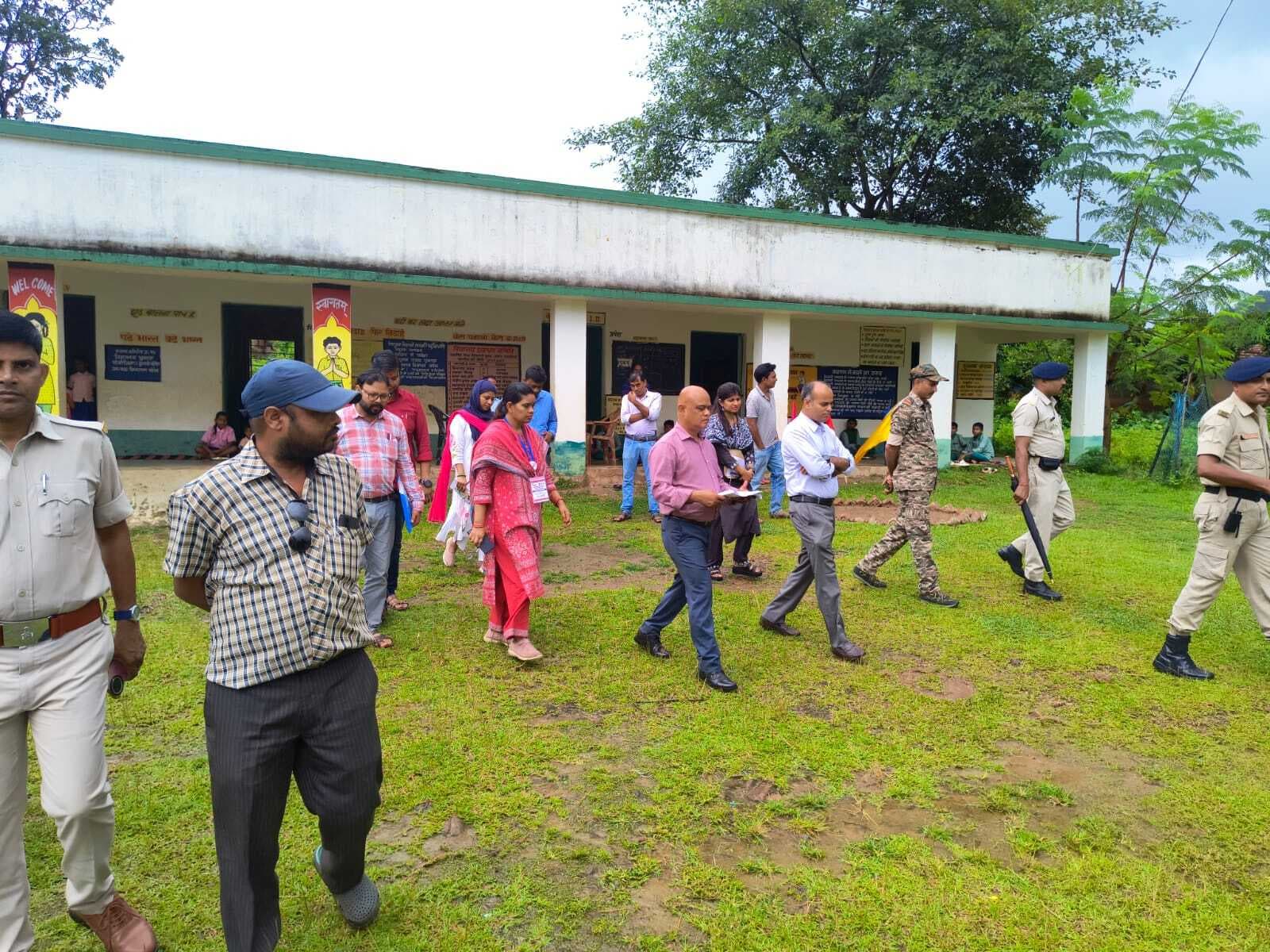 Jamshedpur news.मतदान केंद्रों पर शौचालय, रैंप, बिजली, पेयजल, आगमन एवं निकास के अलावा साफ-सफाई की बेहतर व्यवस्था बनाने के निर्देश