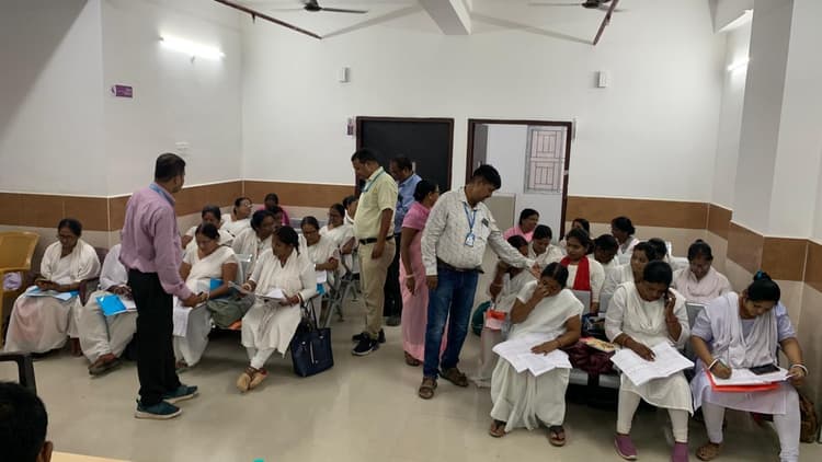 असरगंज में टीकाकरण कार्यक्रम को लेकर स्वास्थ्यकर्मियों को प्रशिक्षण