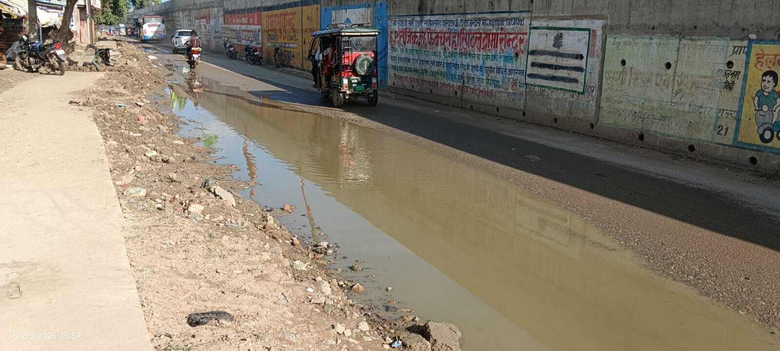 नाला निर्माण के बाद सर्विस रोड पर जलजमाव