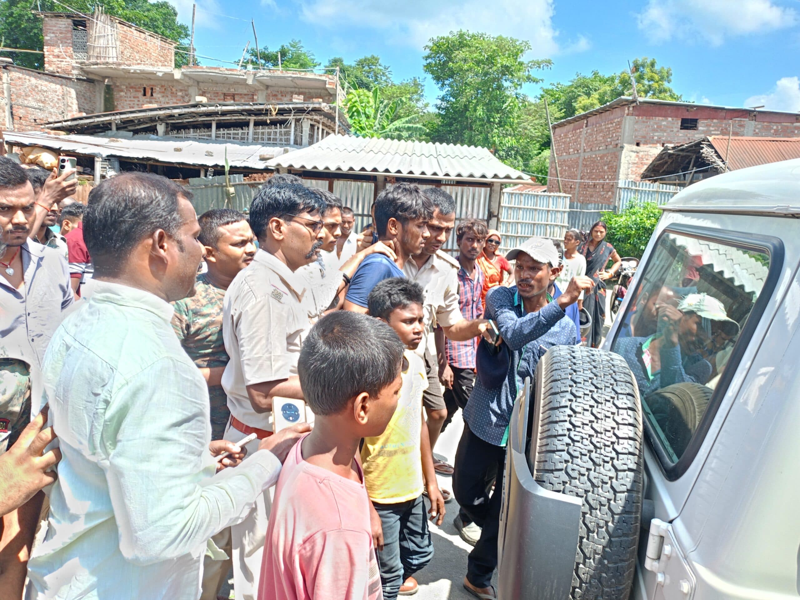 पिकअप से महिला के घायल होने पर हंगामा, एनएच जाम, दो बाइक सवार को बनाया बंधक