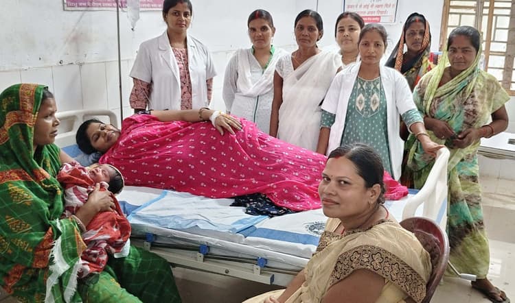 सीएचसी में पत्नी का प्रसव करा बीडीओ ने कायम की मिसाल