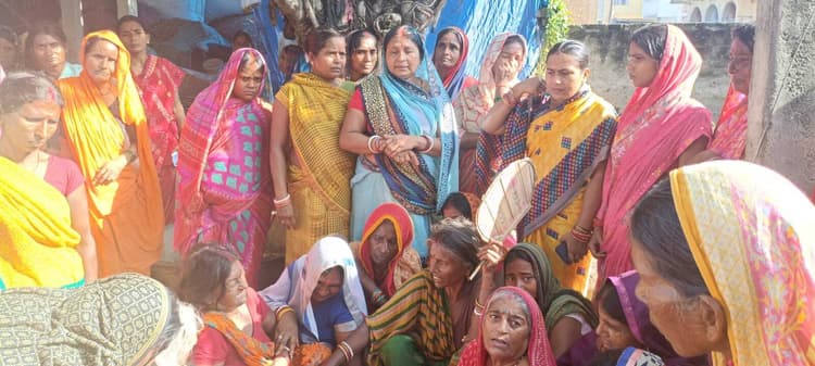 hajipur news. पोल में लगे अर्थिंग की चपेट में आने से महिला की मौत, विरोध में जाम