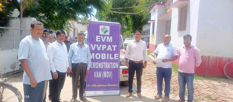Samastipur News:बीडीओ ने ईवीएम मोबाइल डेमोंसट्रेशन वैन को किया रवाना