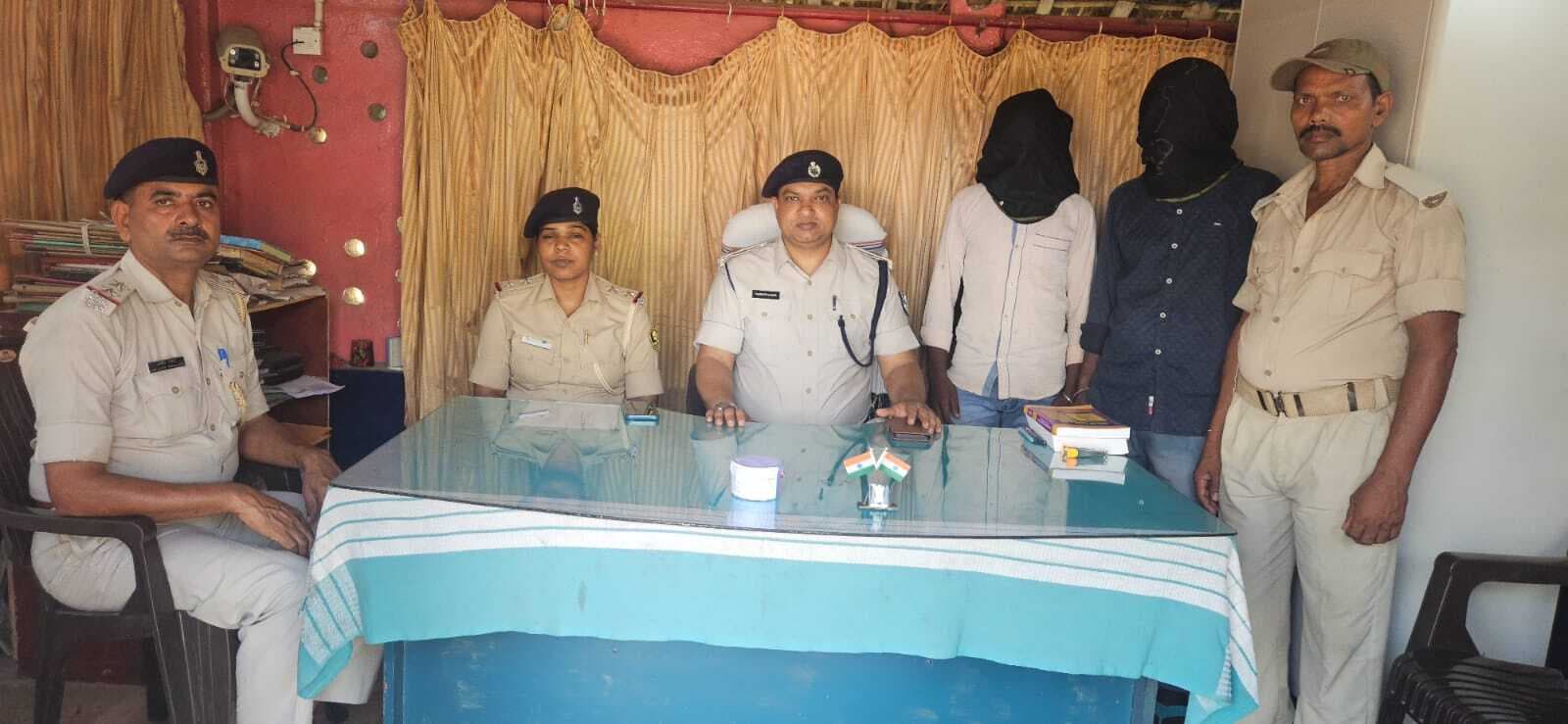 दो कारतूस व शराब के साथ दो धंधेबाज गिरफ्तार
