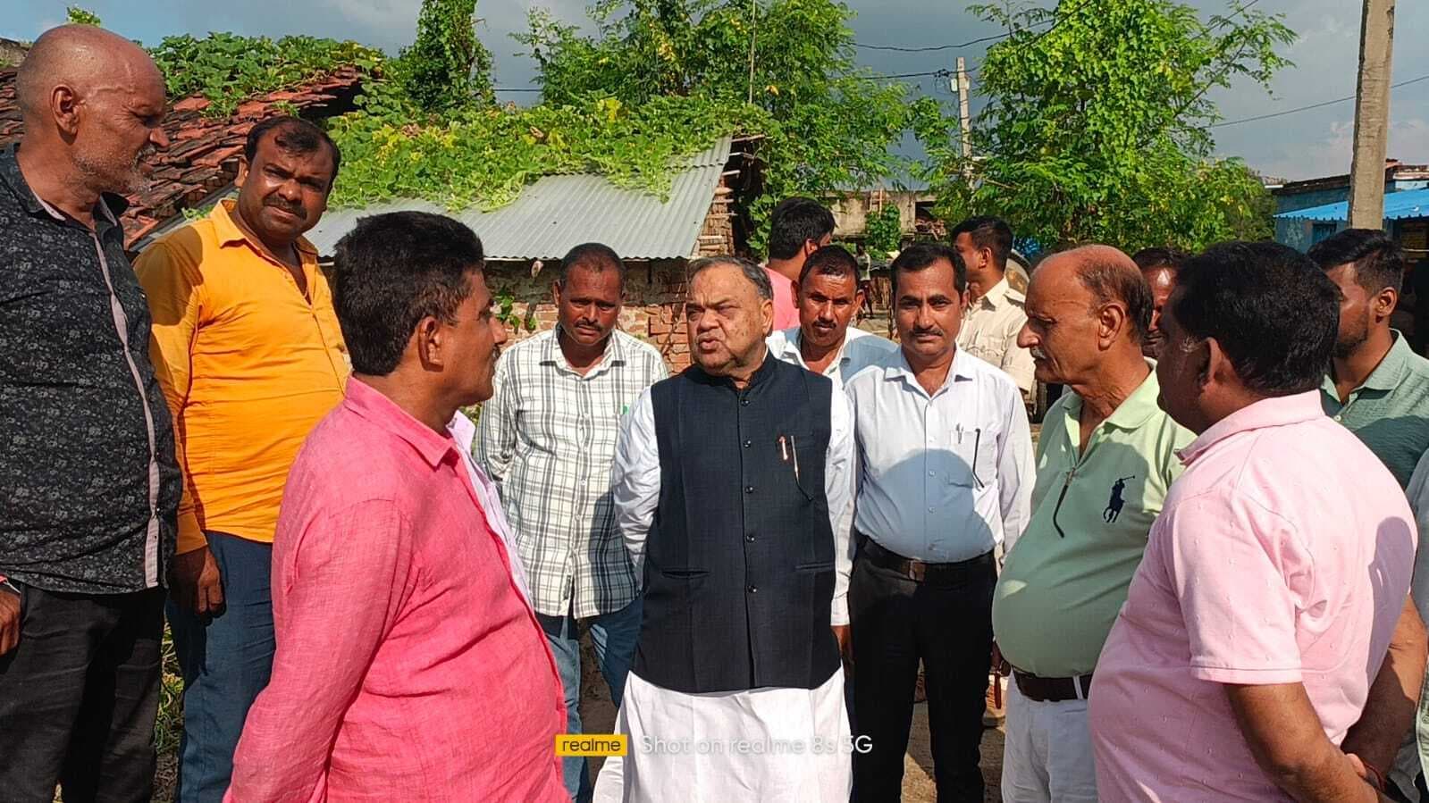 विधायक ने सड़क निर्माण कार्य का लिया जायजा, कहा-गुणवत्ता में न हो कमी