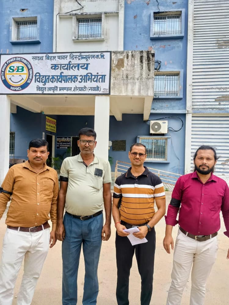 कार्यपालक सहायकों ने काला बिल्ला पहनकर जताया विरोध