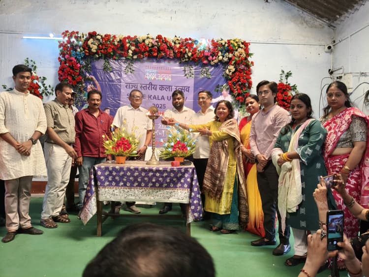 छात्र-छात्राओं ने जिला स्तरीय कला उत्सव में मचाया धमाल