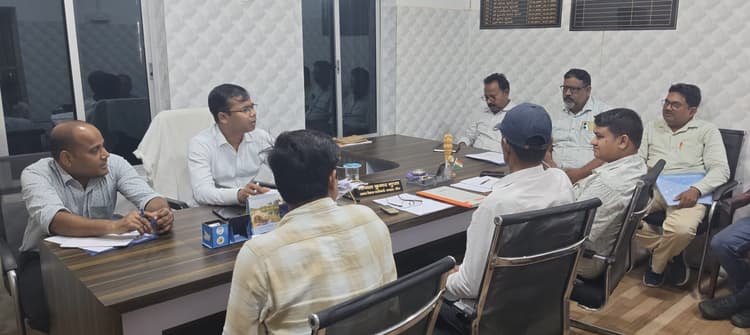 विस चुनाव को लेकर बीडीओ ने सेक्टर पदाधिकारियों के साथ की बैठक