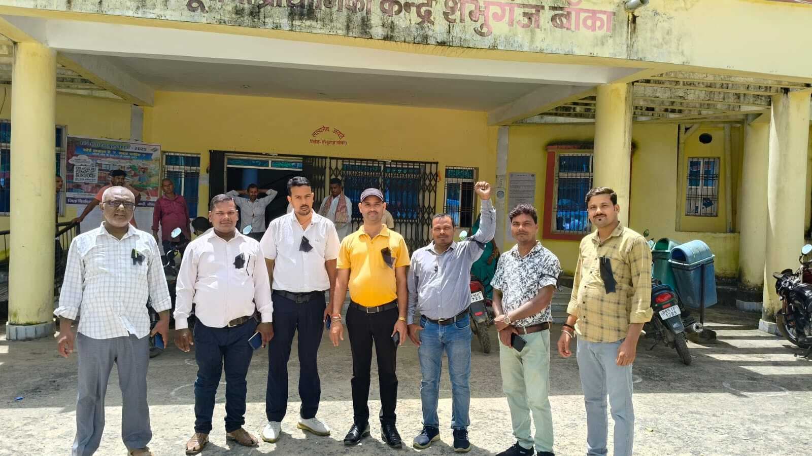 कार्यपालक सहायक ने काला बिल्ला लगाकर किया कार्य