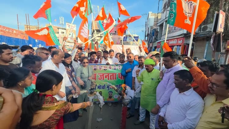 भाजपा ओबीसी मोर्चा ने जलाया राहुल-तेजस्वी का पुतला, माफी की मांग
