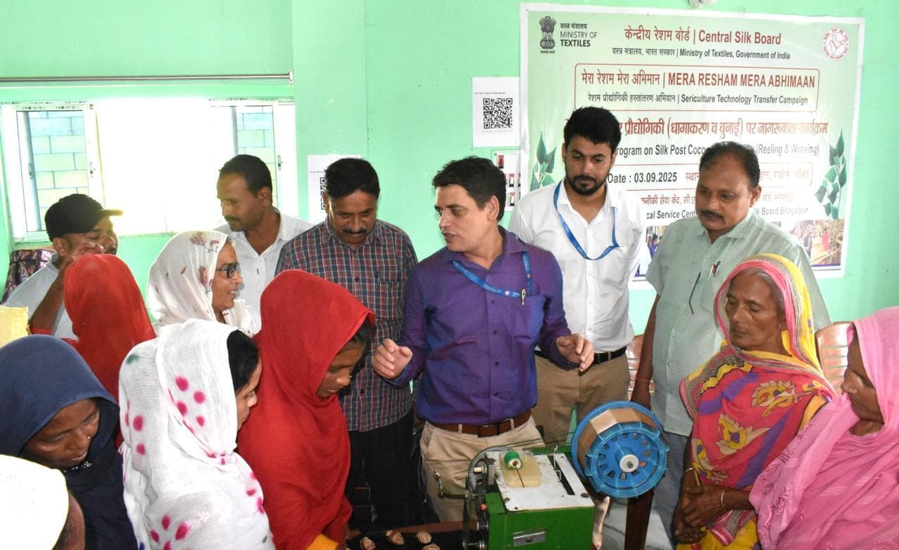 रजौन में कोकून रीलिंग व बुनाई विषय पर जागरूकता कार्यक्रम आयोजित