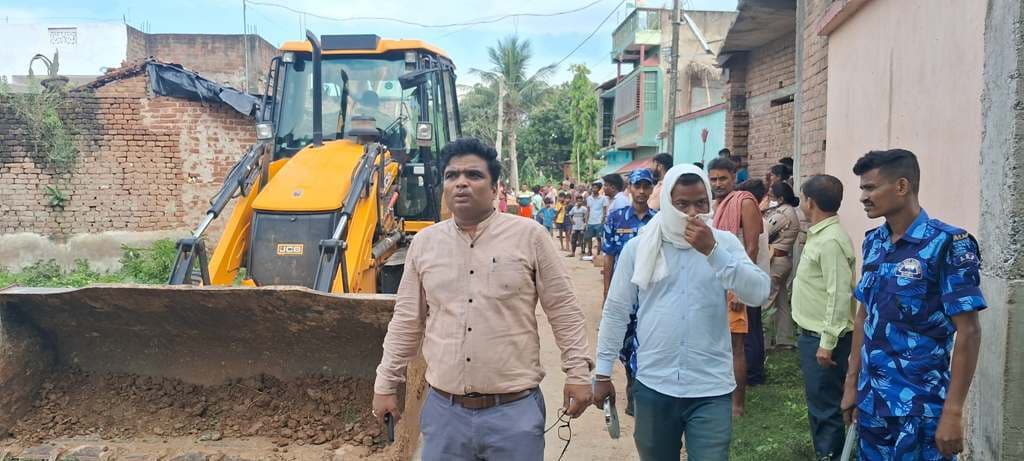 खगड़ा में सरकारी जमीन से सीओ के नेतृत्व में हटाया गया अतिक्रमण