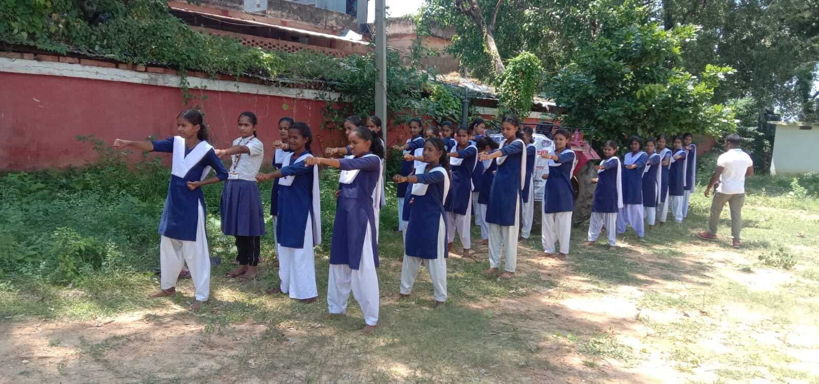 सरकारी स्कूलों की छात्राएं सीख रहीं कराटे, आत्मरक्षा कला से बन रहीं सशक्त
