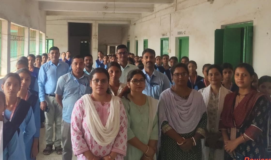 शिक्षकों व छात्राओं ने विद्यालय को स्वच्छ बनाने का लिया संकल्प