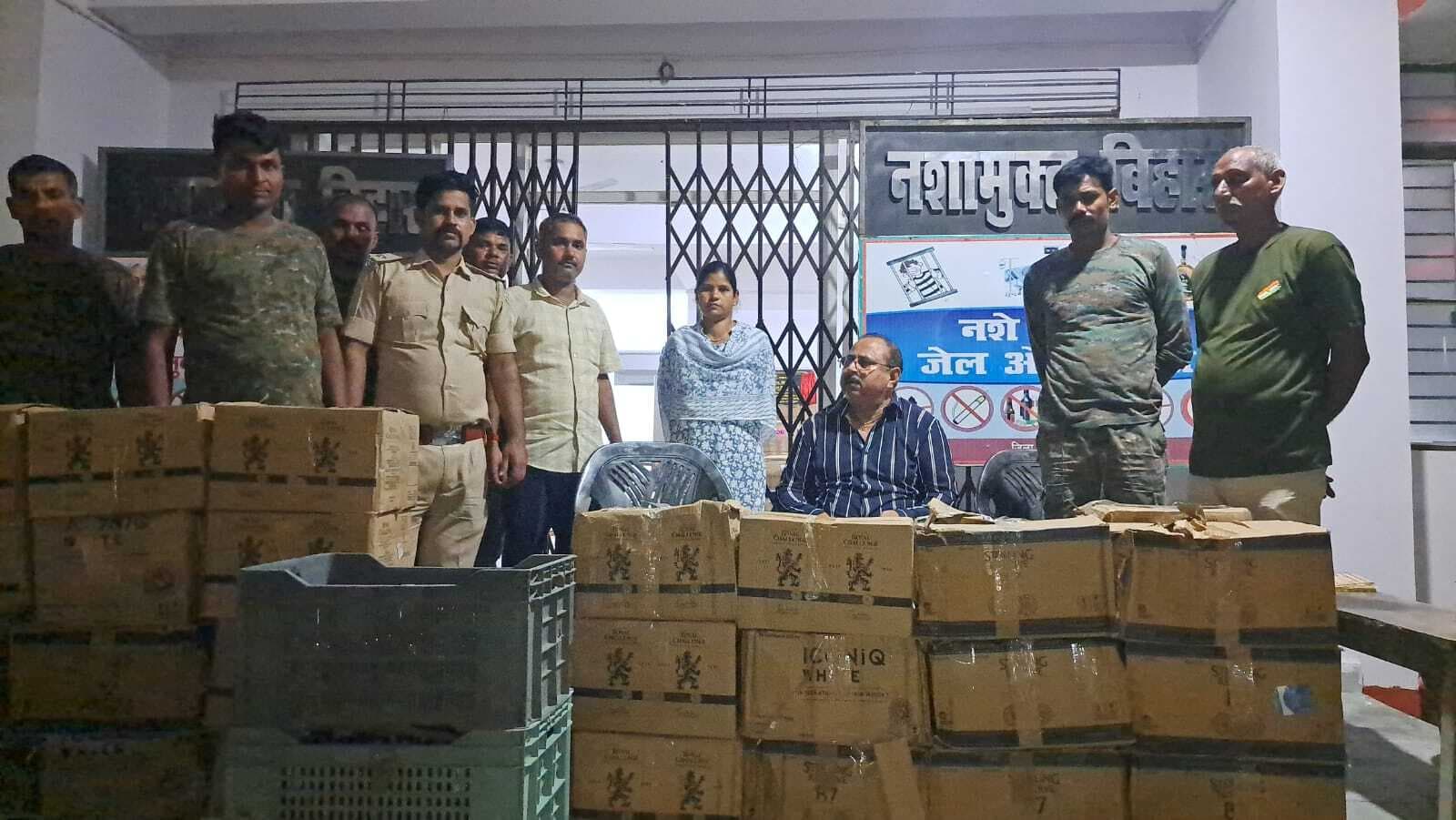 लग्जरी कार से 40 कार्टन शराब बरामद, तस्कर फरार