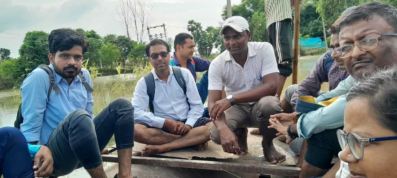 बभनगावां के श्री शेषनाग हाई स्कूल में जान जोखिम में डालकर स्कूल जा रहे शिक्षक