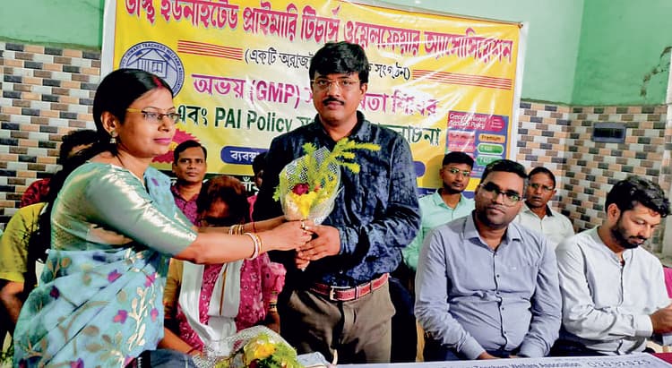 दिवंगत शिक्षक के परिवार को 30 लाख का बीमा चेक