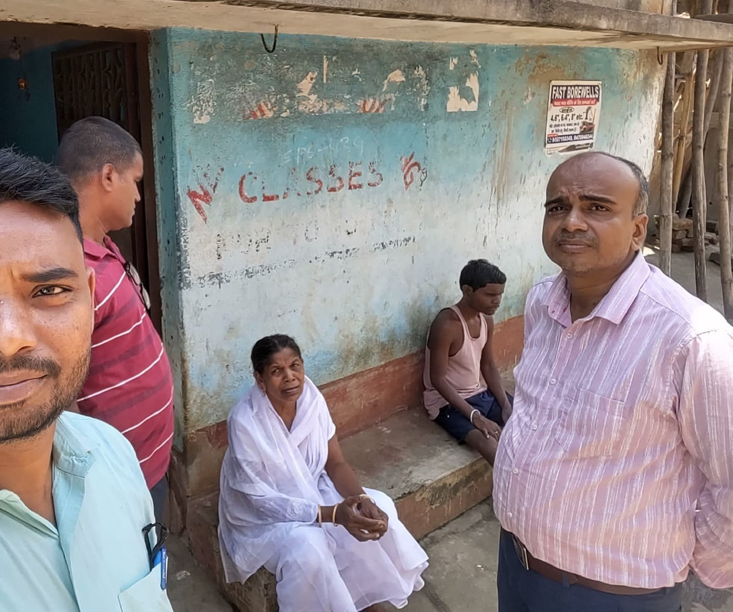 Bokaro News : चिकित्सकों की टीम ने करमा गोड़ा गांव का किया दौरा, ली जानकारी