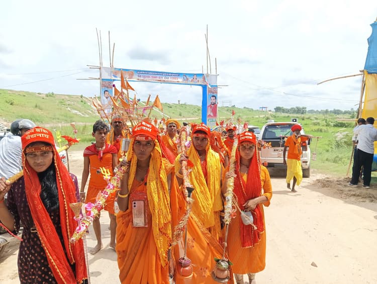 Motihari: बागमती नदी के संगम घाट से आज तीन लाख डाक बम करेंगे जलबोझी