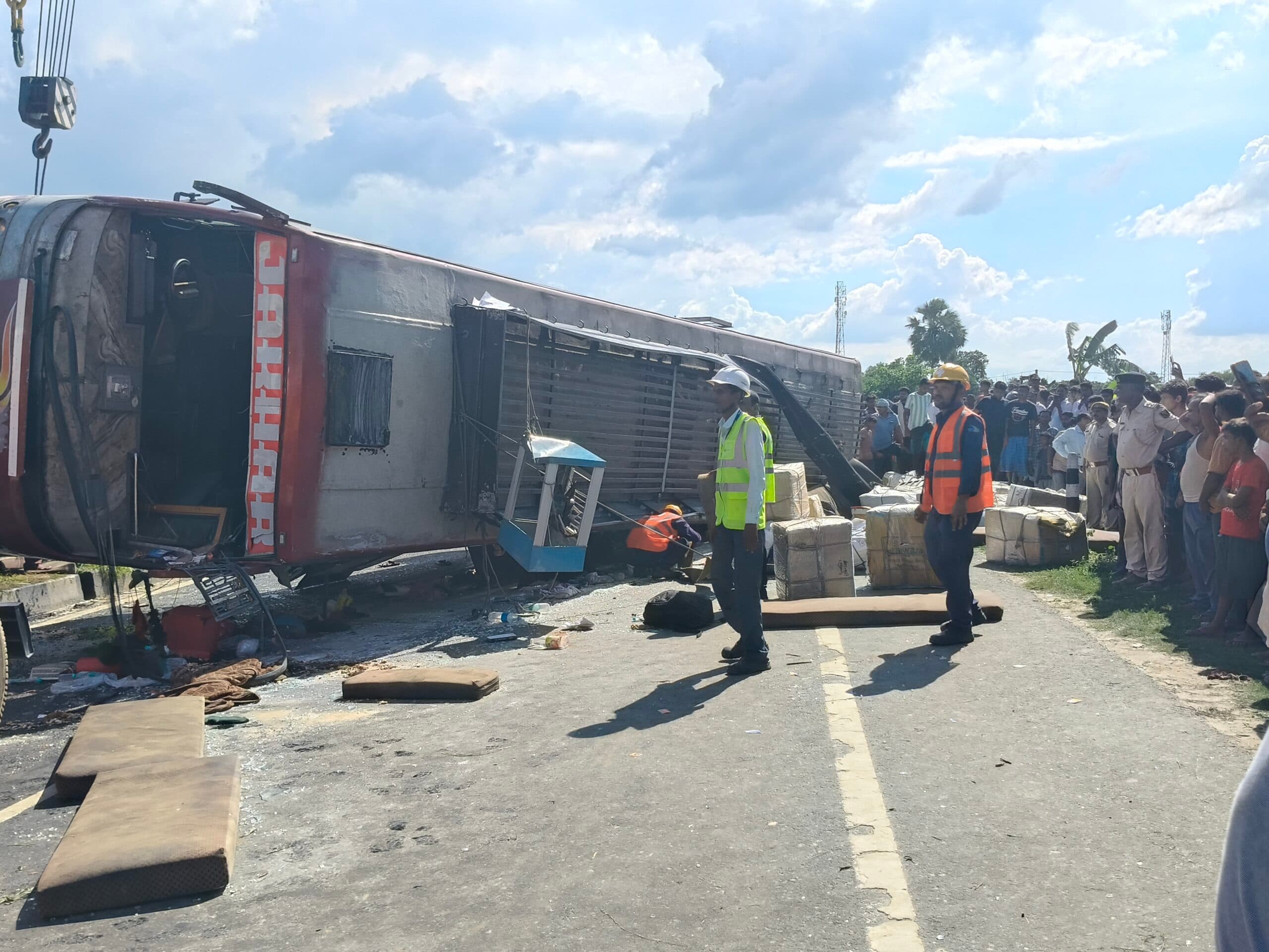 Motihari : यात्री बस पलटी, 30 से ज्यादा घायल, छह की हालत नाजुक