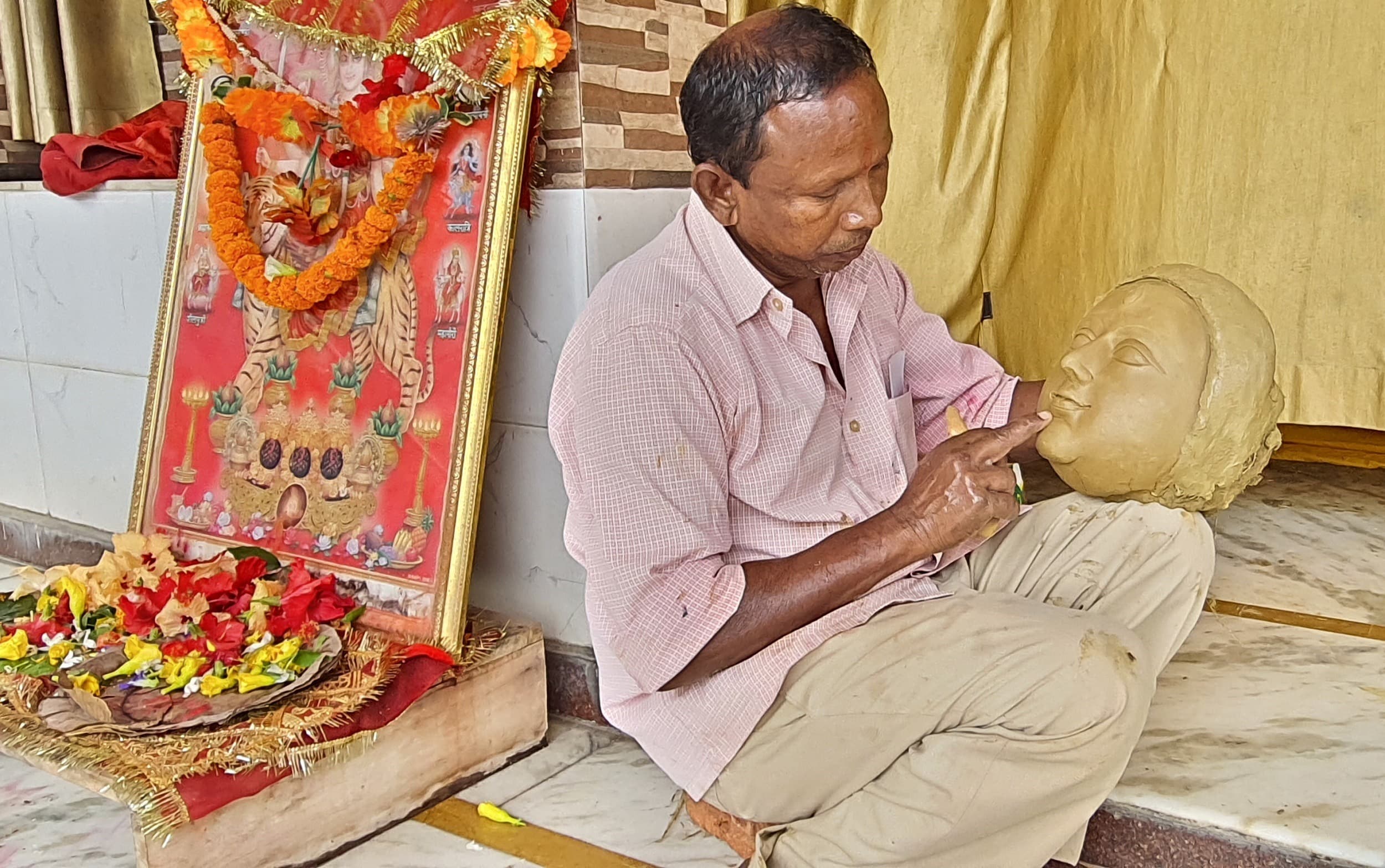 Bokaro News : मां दुर्गा की मूर्तियों को जीवंत रूप देने में लगे हैं कलाकार