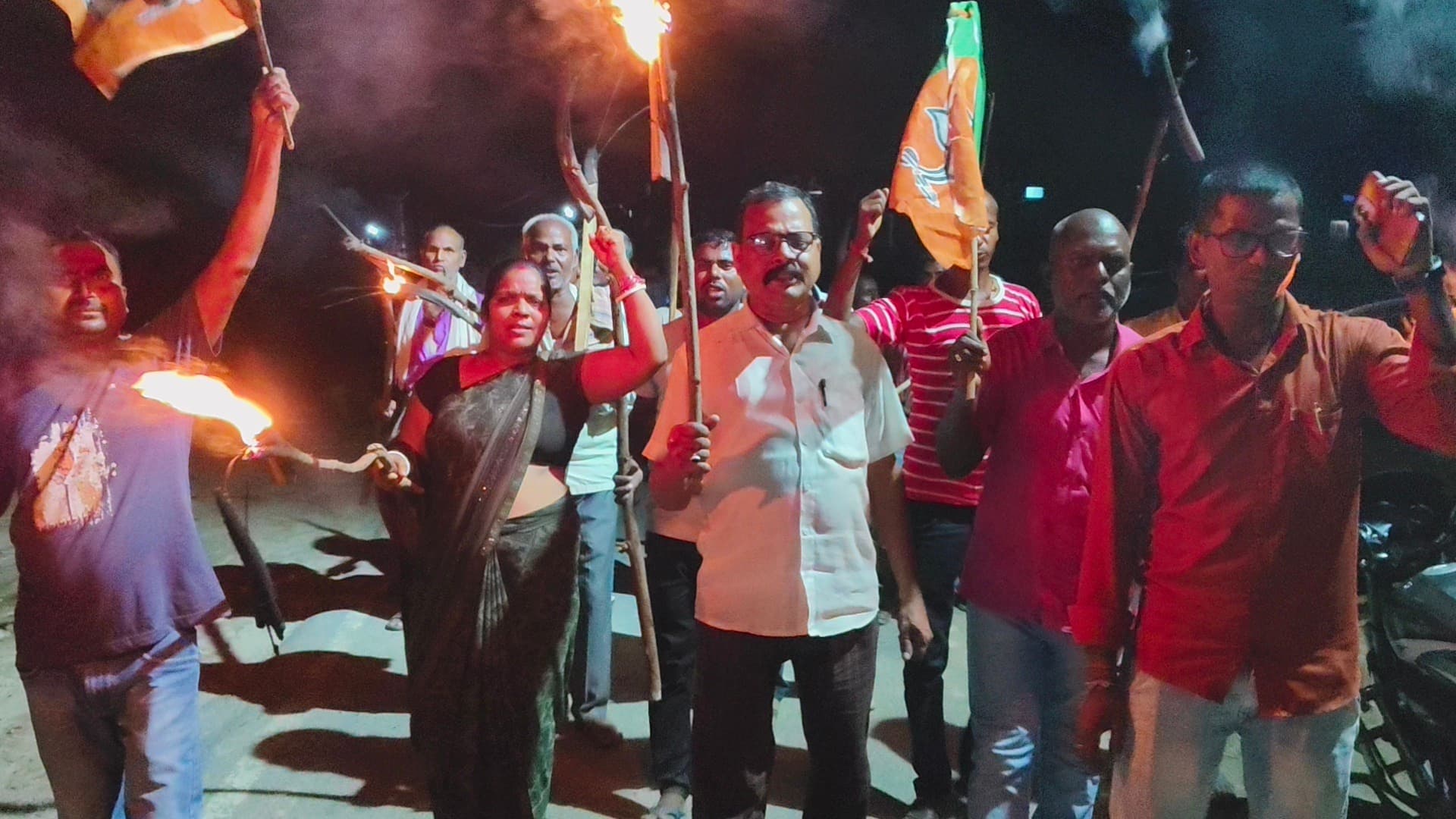 प्रधानमंत्री को अपशब्द कहने के विरोध में एनडीए समर्थकों ने निकाला कैंडल मार्च