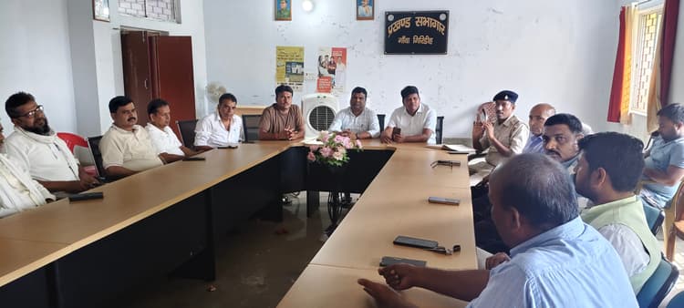 Giridih News: गावां में शांति समिति की बैठक में दिये गये कई निर्देश