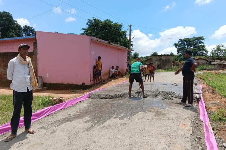 Giridih News: सड़क व गार्डवाल निर्माण में घटिया कार्य की शिकायत