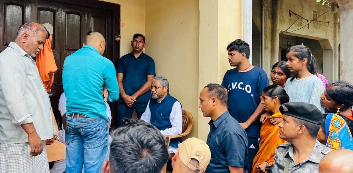 Giridih News: पीड़ित परिजनों से मिले विधायक बाबूलाल मरांडी