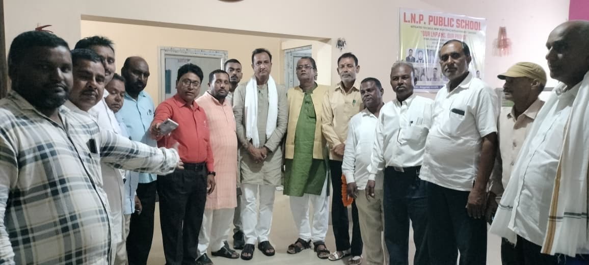 Giridih News: कांग्रेस जिलाध्यक्ष पद के लिए रायशुमारी में पहुंचे राष्ट्रीय प्रभारी