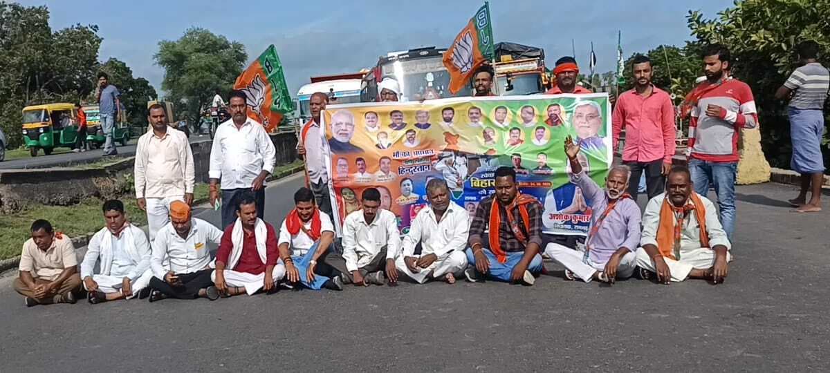 एनडीए का सड़क जाम, मोदी की मां को अपशब्द कहे जाने पर विरोध