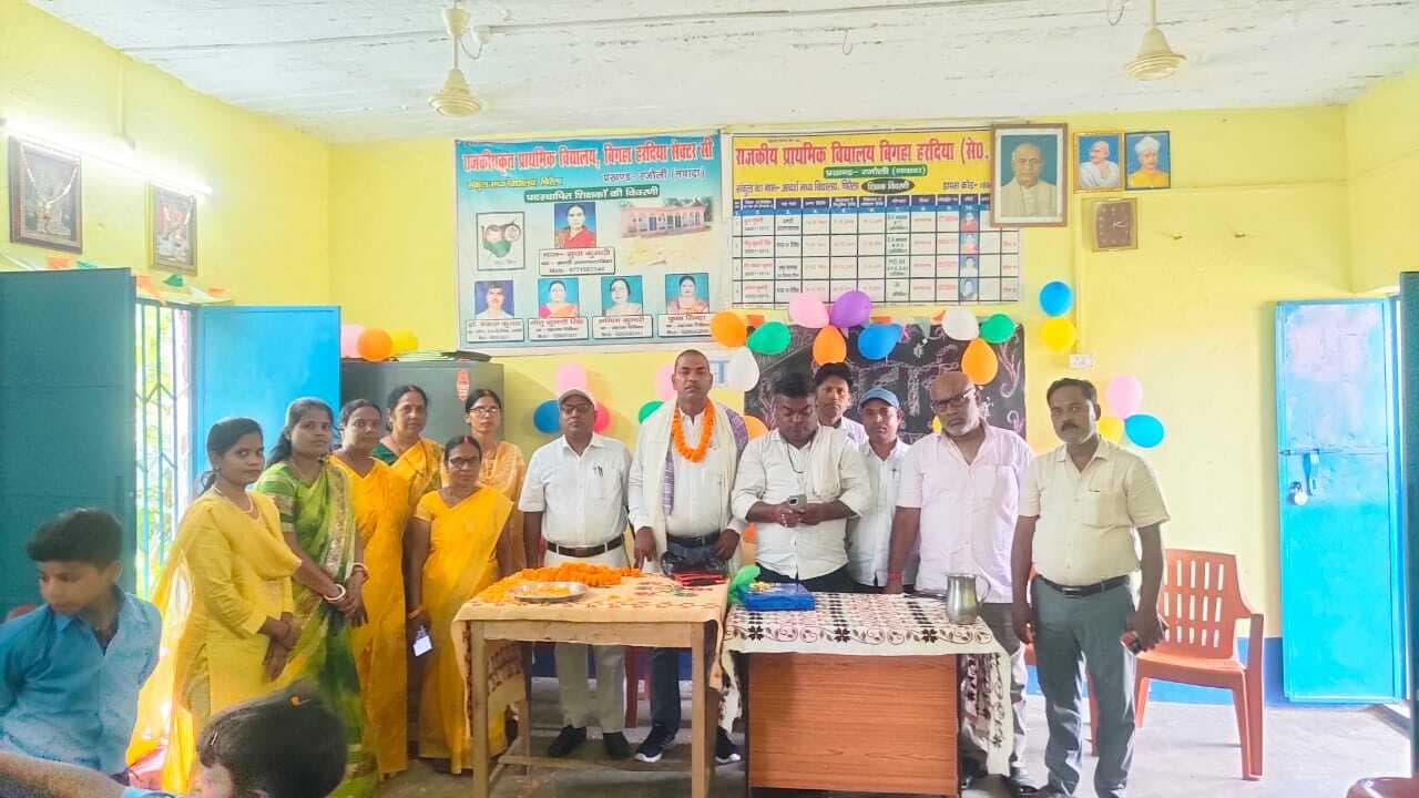 स्थानांतरण पर शिक्षक सह संकुल समन्वयक को दी गयी विदाई