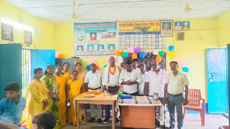 स्थानांतरण पर शिक्षक सह संकुल समन्वयक को दी गयी विदाई