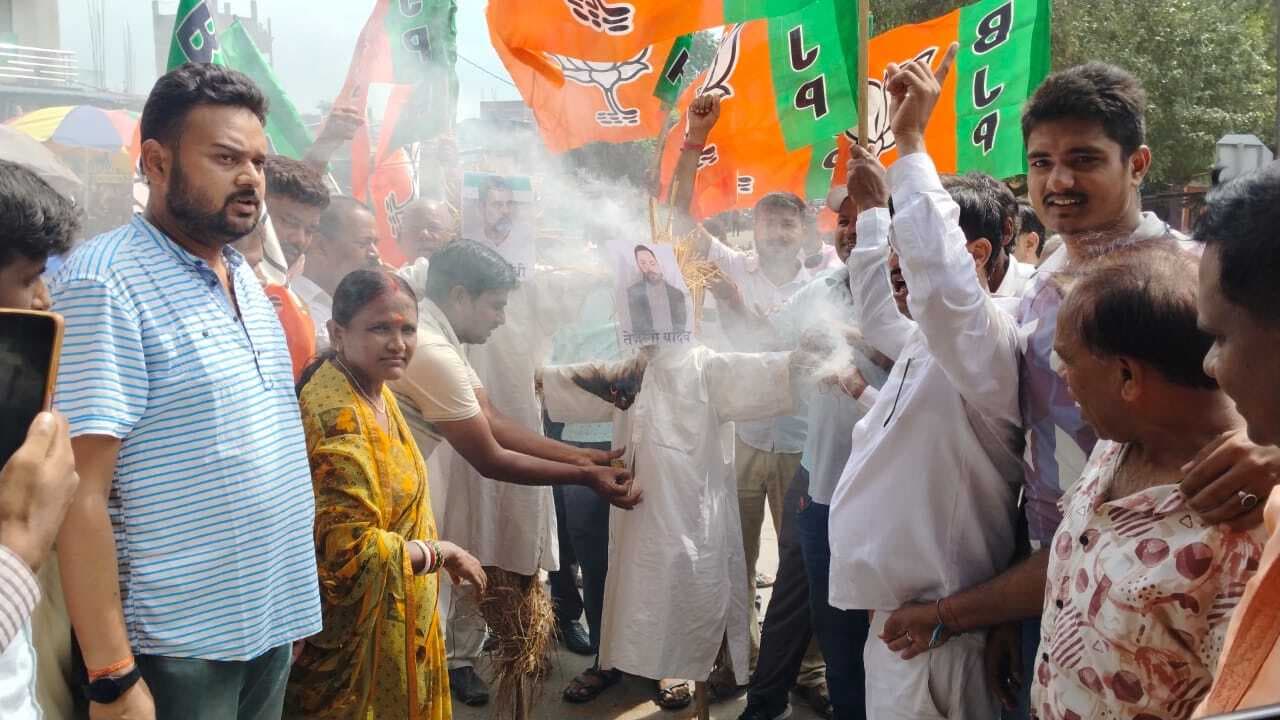 प्रधानमंत्री की मां पर टिप्पणी के विरोध में रजौली में भाजपा का प्रदर्शन