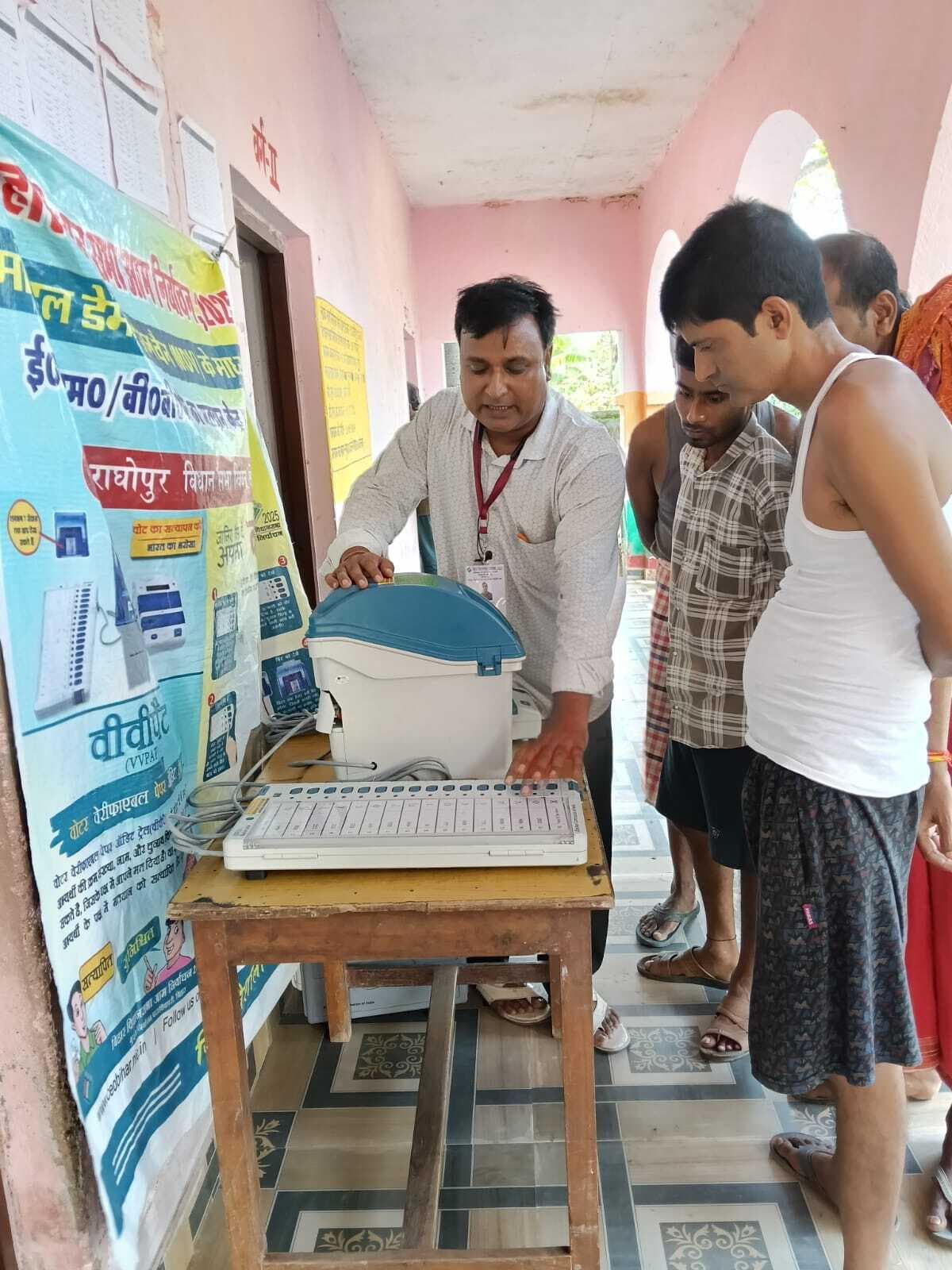 hajipur news. डेमोंस्ट्रेशन वैन के माध्यम से दी जा रही इवीएम व वीवीपैट की जानकारी